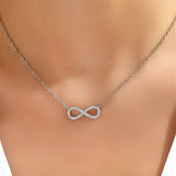 Collana in oro bianco con pendente a forma di infinito e zirconia.