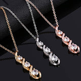 Collana in oro bianco con pendente a forma di infinito e zirconi