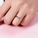 Anillo minimalista con circonitas y oro blanco