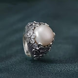Anello a Cupola in Pietra di Luna con Filigrana Floreale