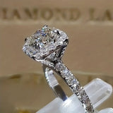 Anello in oro bianco con pietra zirconia incastonata