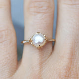 Anello Delicato con Perla e Cristallo