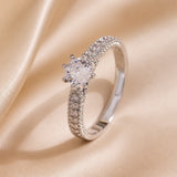 Anello essenziale in oro bianco con zirconia incastonata
