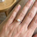 Anello Promessa con Accento di Fiori di Perla