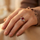 Velloria™ - Anello Halo in Argento e Rubino