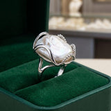 Anello Halo in Perla Barocca Illuminata dalla Luna
