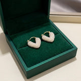 Orecchini Huggie a Forma di Cuore con Perline
