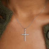 Divina™ - Collana con Pendente Croce Intrecciata