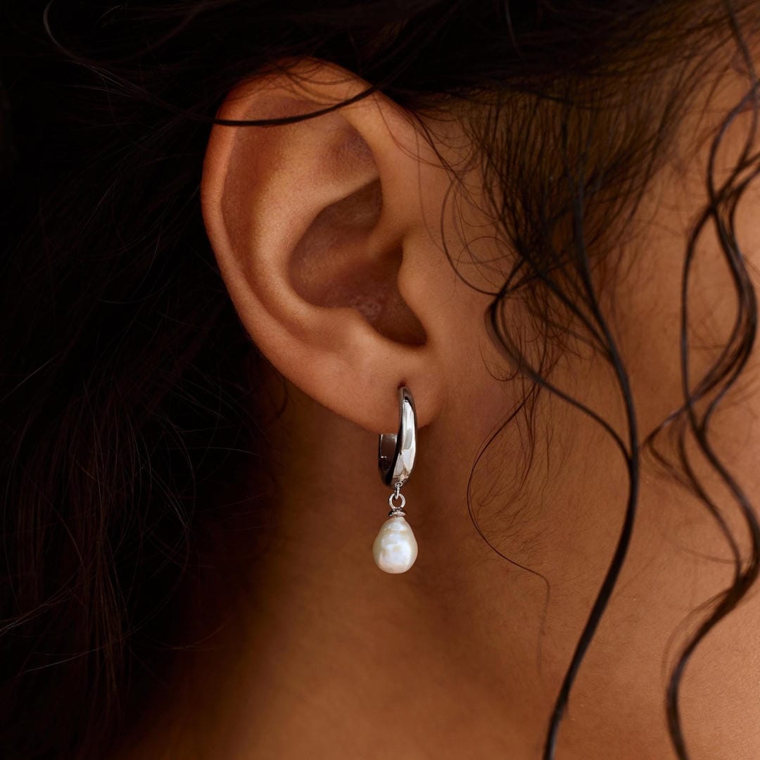 Pendientes Huggie con Perla Clásica de Gota
