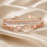 Collezione di bracciali con strass in oro bianco e motivo infinito