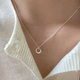 Collana in oro bianco con ciondolo geometrico circolare