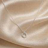 Collana in oro bianco con ciondolo geometrico circolare