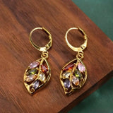 Pendientes retro dorados y multicolor