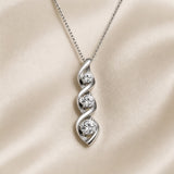 Collana in oro bianco con pendente a forma di infinito e zirconi