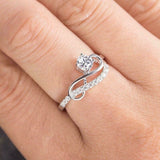 Anello Infinite Wave in moissanite e oro bianco