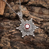 Collana con pendente a stella in argento e rubino