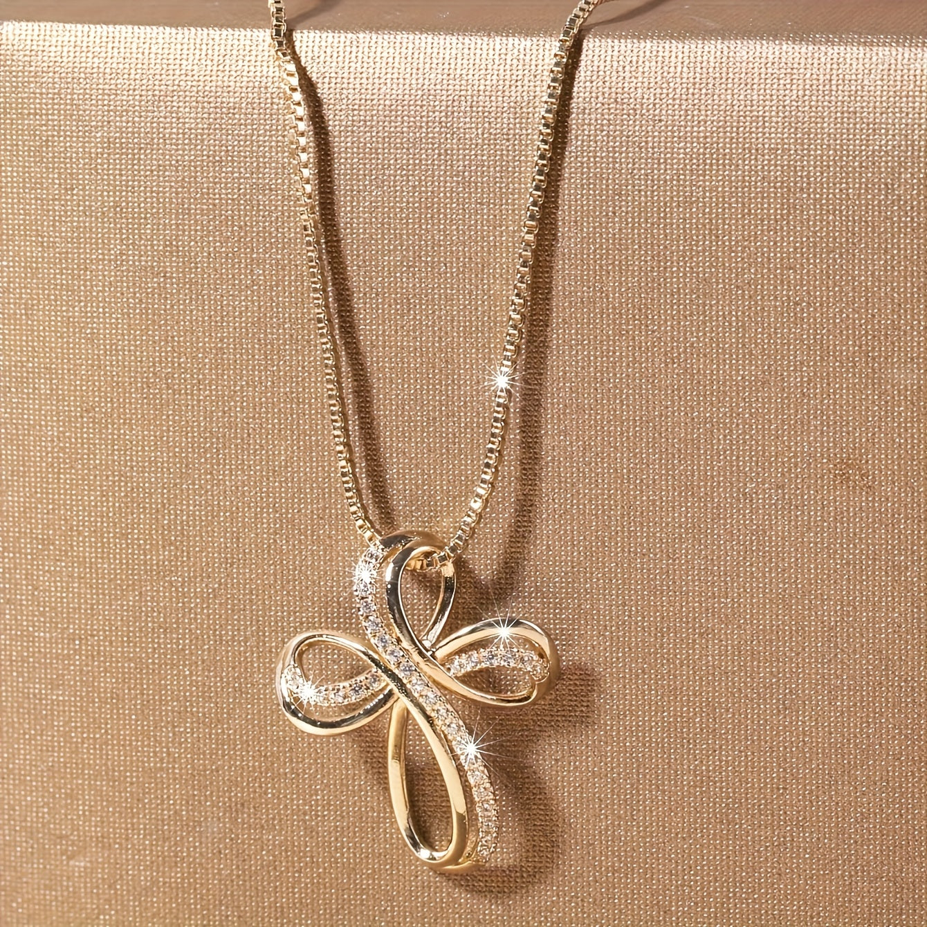 Collana in oro bianco con pendente a croce intrecciata