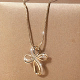 Collana in oro bianco con pendente a croce intrecciata