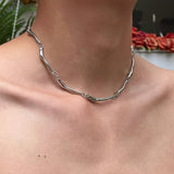 Collana in oro bianco con motivo a onda intrecciata
