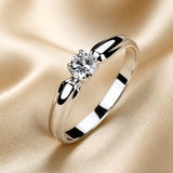 Anillo minimalista con circonitas y oro blanco