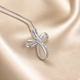 Collana in oro bianco con pendente a croce intrecciata