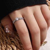 Anello essenziale in oro bianco con zirconia incastonata