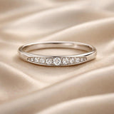 Anello in oro bianco con zirconi micro-pavé