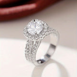 Anello Dichiarativo con Pavé a Halo a Cuscino