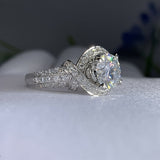 Anello in Oro Bianco con Moissanite e Fascia Divisa