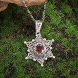 Collana con pendente a stella in argento e rubino