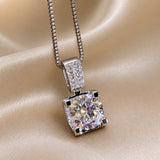 Collana in oro bianco con ciondolo in zirconia cubica