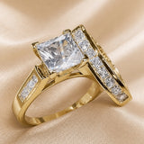 Collezione con anello in oro bianco e zirconia quadrata