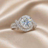 Anello in Oro Bianco con Moissanite e Fascia Divisa
