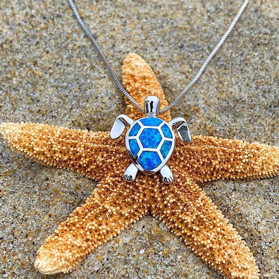 Collar y aretes con temática de tortugas marinas en ópalo y plata
