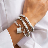 Collezione di Braccialetti con Perle in Oro Bianco e Chiusura Stile Punk