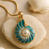 Collana con pendente a forma di conchiglia di perla
