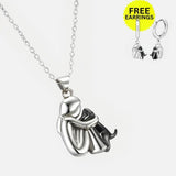 Collana con Pendente Abbraccio e Orecchini in Omaggio – Offerta a Tempo Limitato