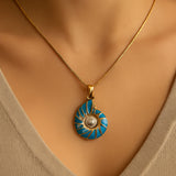 Collana con pendente a forma di conchiglia di perla