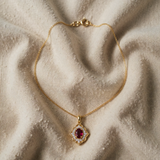 Collana con pendente floreale in oro e rubino