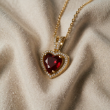 Collana con pendente a cuore in oro e rubino