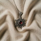 Collana con pendente a stella in argento e rubino