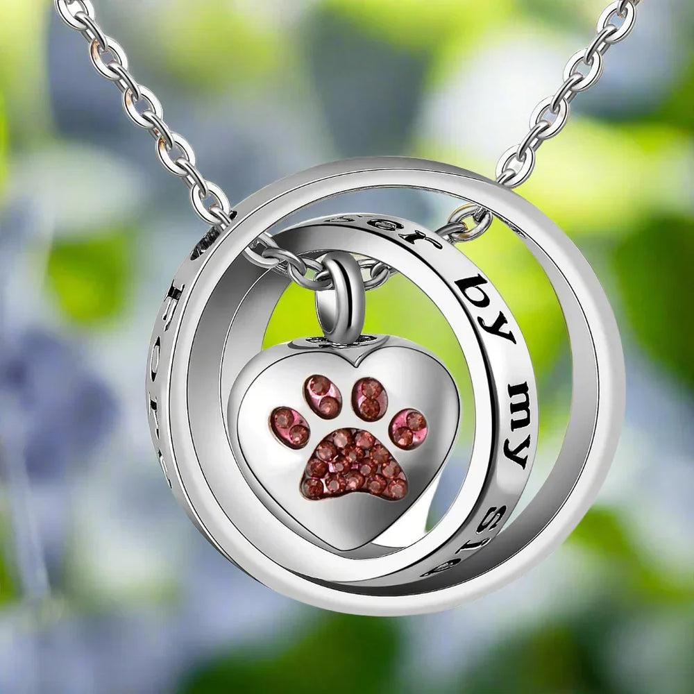 “Ya no estarás a mi lado, para siempre en mi corazón” – Collar de urna con forma de pata de acero inoxidable