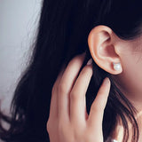 Orecchini a perno in argento sterling con gatto e perla