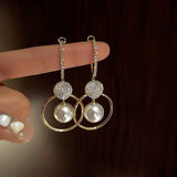 Orecchini con perle di acqua dolce e sfere impreziosite da diamanti