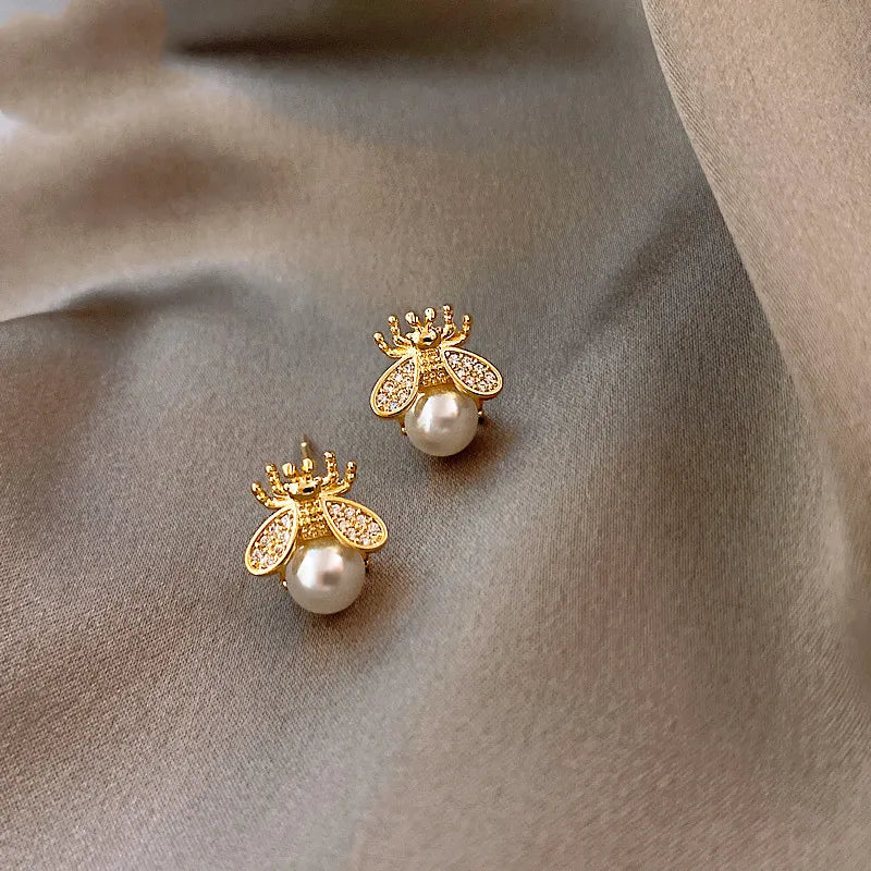 Orecchini a Perno a Perla Ape – Gioielli Eleganti in Tonalità Oro per Donne