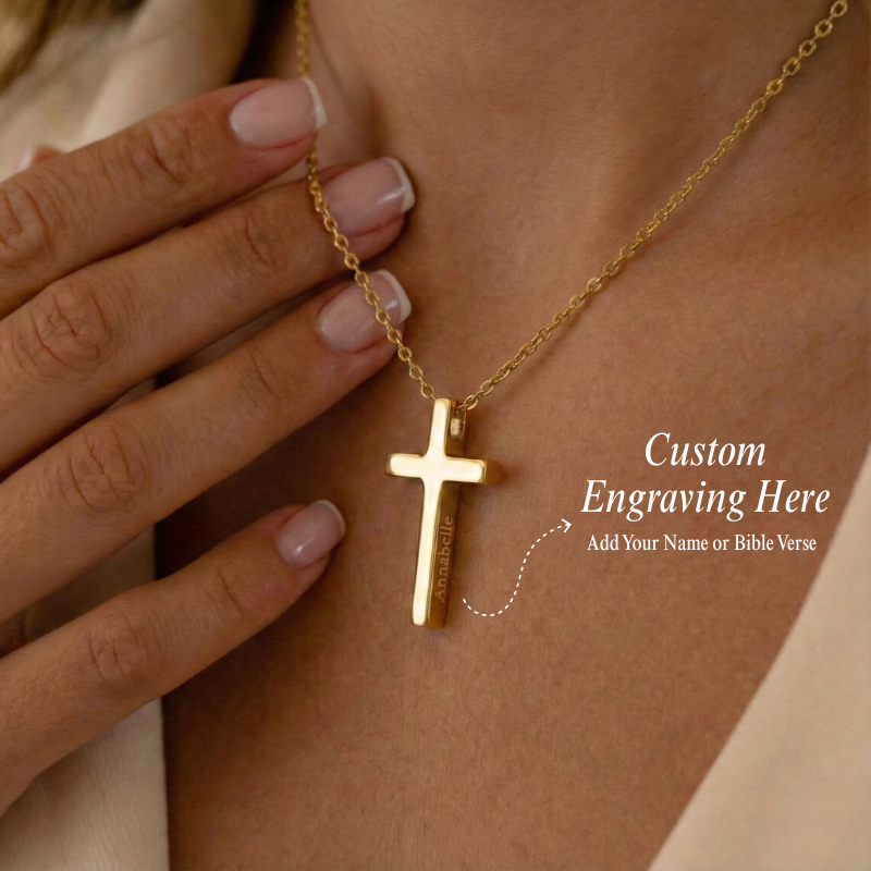 Éternelle™ - Collana con pendente a croce incisa su misura