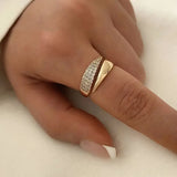 Raffinato Anello in Oro con Gemme Scintillanti