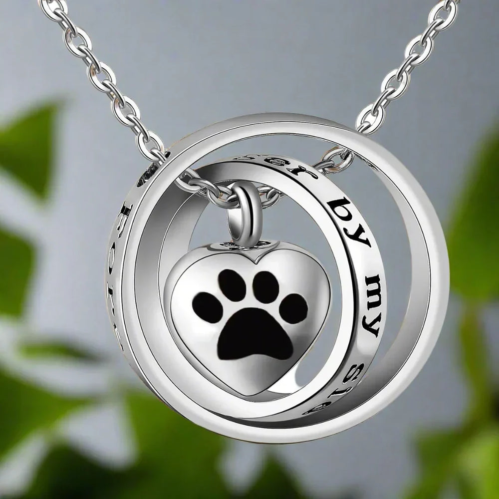 “Ya no estarás a mi lado, para siempre en mi corazón” – Collar de urna con forma de pata de acero inoxidable