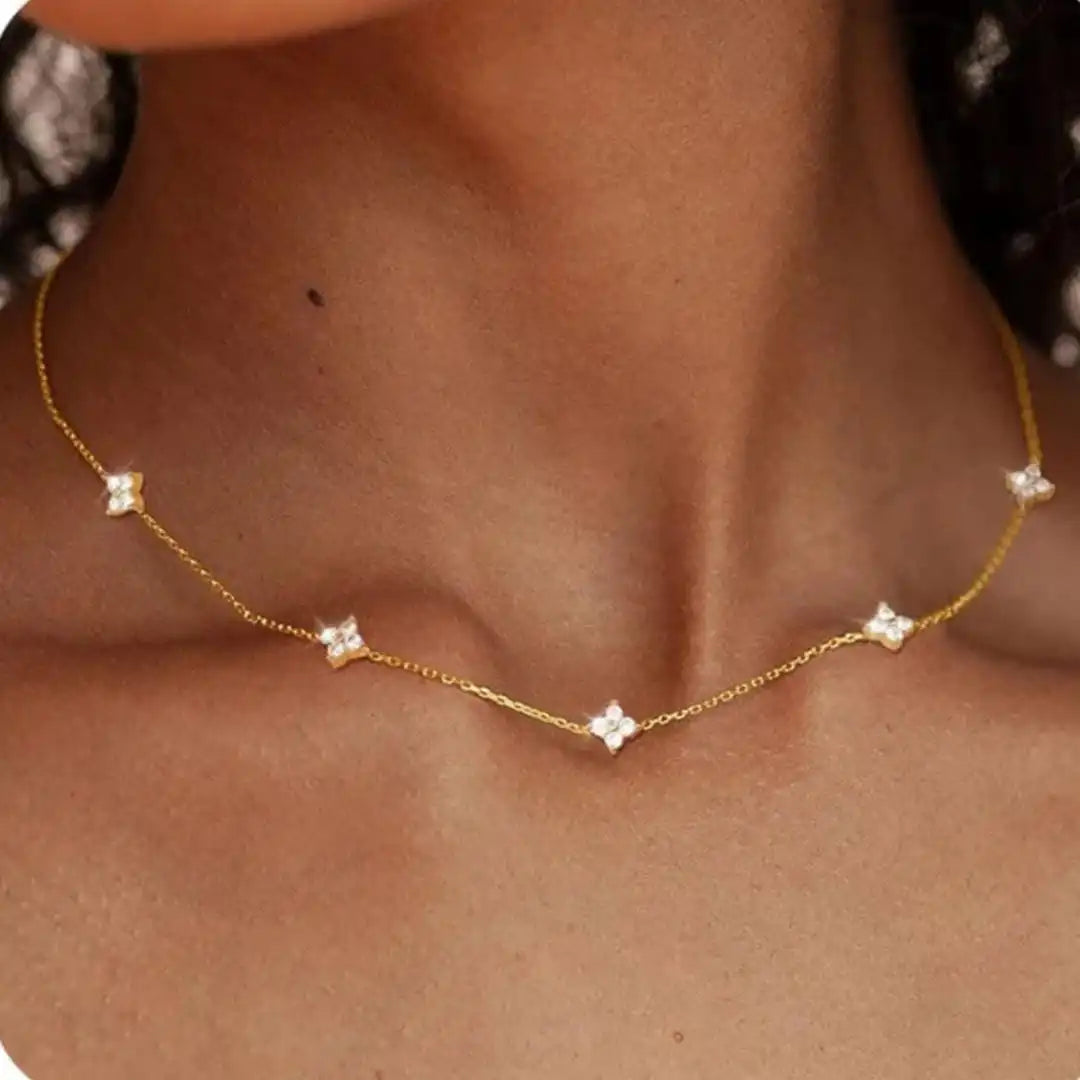 Collar con circonitas en forma de flor