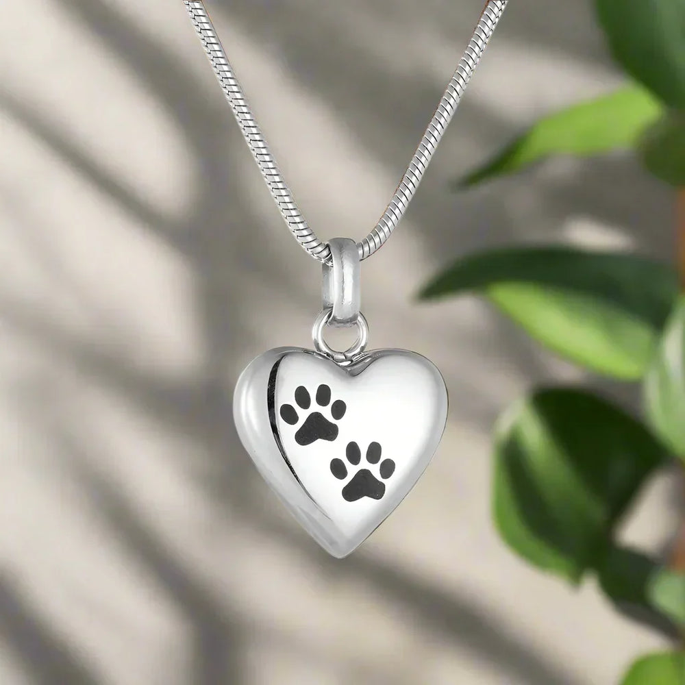 Collar con memoria de mascota: colgante de corazón con grabado de pata